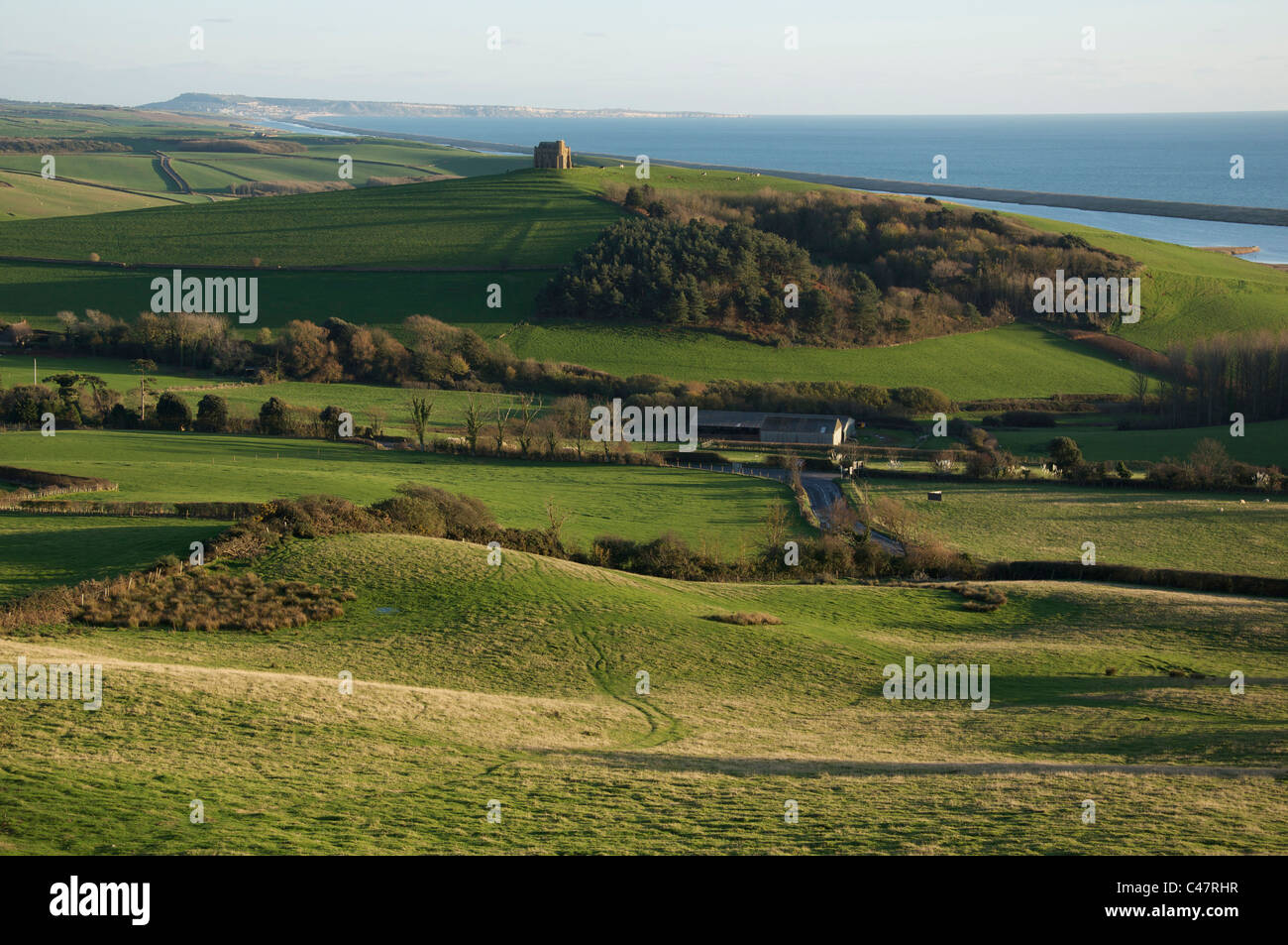Una vista panoramica della Jurassic Coast da abbotsbury hill, guardando verso portland, Chesil Beach e Santa Caterina della cappella dorset, Inghilterra, Regno Unito. Foto Stock