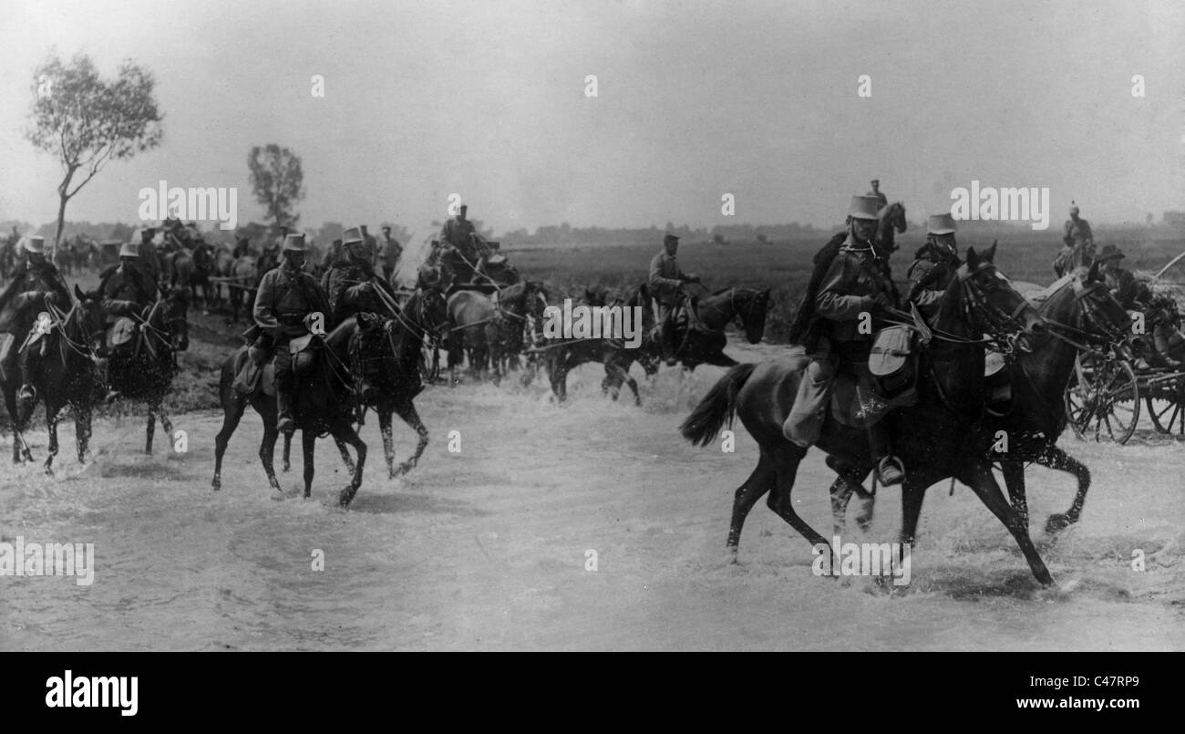 Tedesco e le truppe austro-ungarico croce una Ford, 1915 Foto Stock