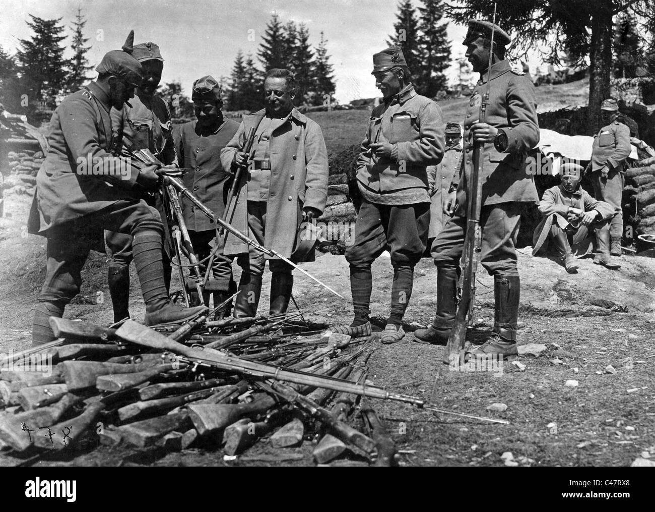 Esaminando catturato armi Russe, 1915 Foto Stock