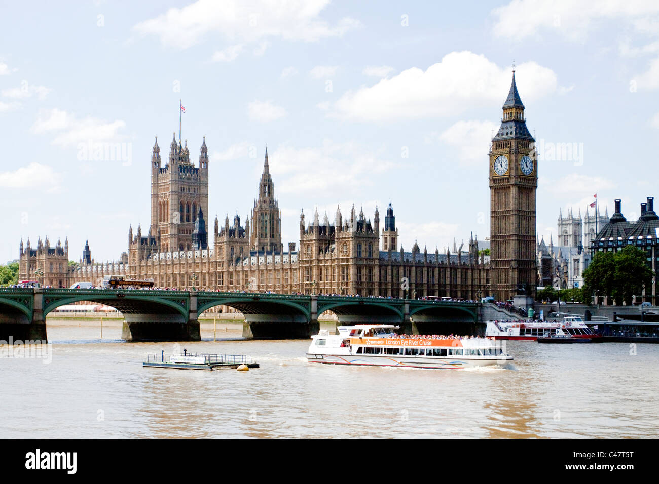 Vista sul Fiume Tamigi verso il Big Ben e il Parlamento. La torre è noto come Torre di Elizabeth. Foto Stock