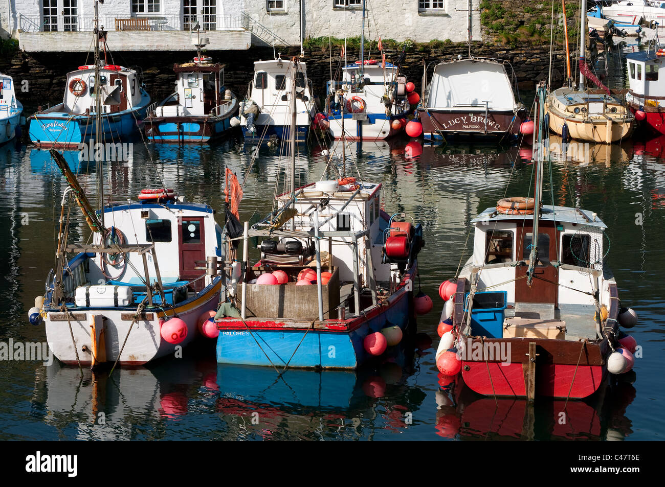 Barche da pesca nel porto di Polperro , Cornwall, Regno Unito Foto Stock