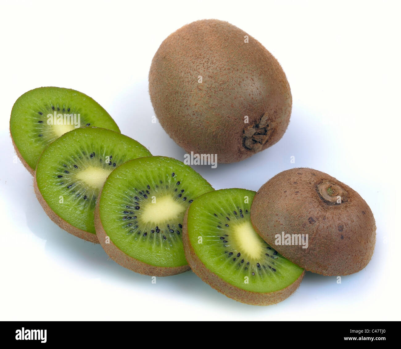 Ripe kiwi e segmento su sfondo bianco Foto Stock