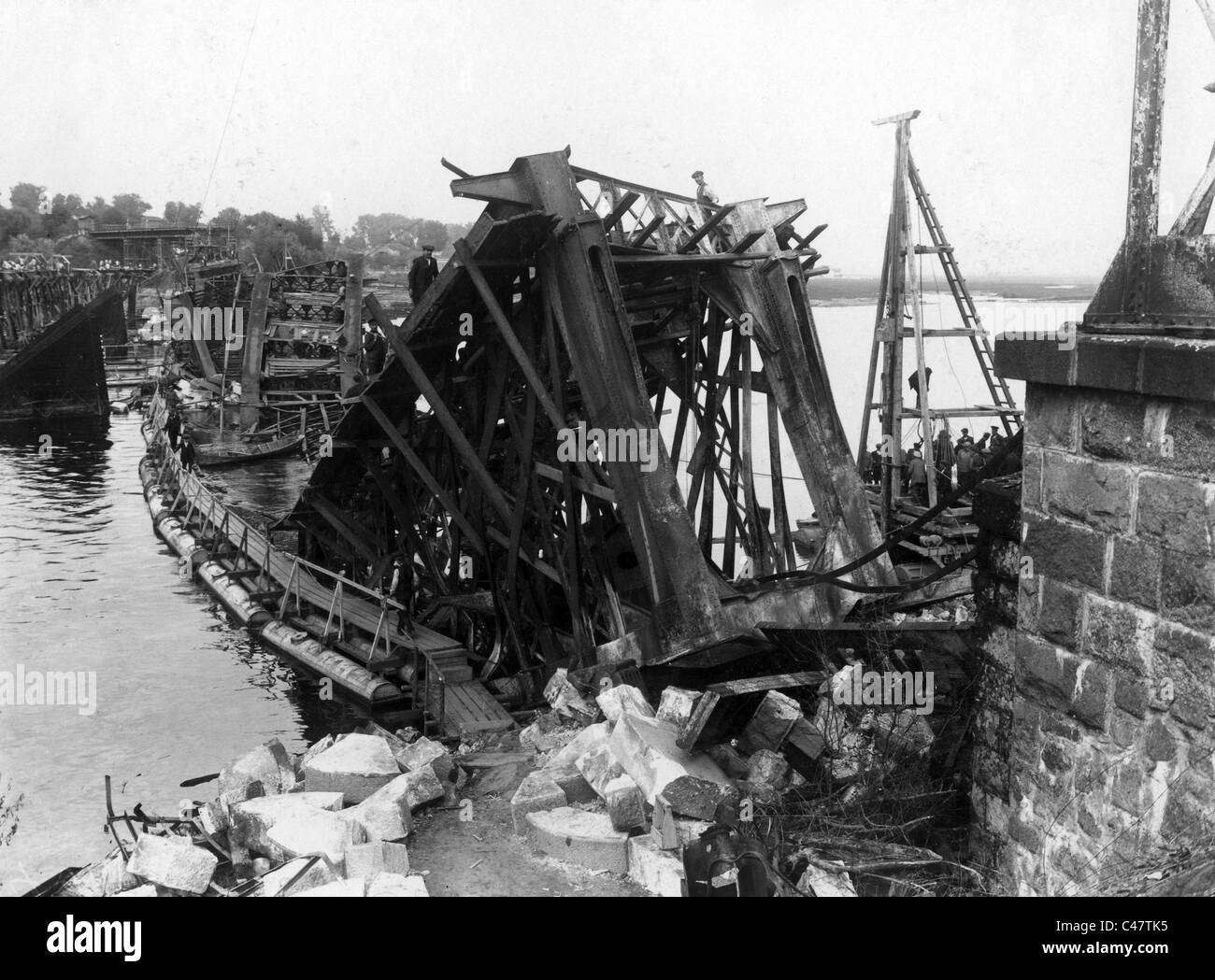 Bruciato il ponte ferroviario in Ucraina, 1915 Foto Stock
