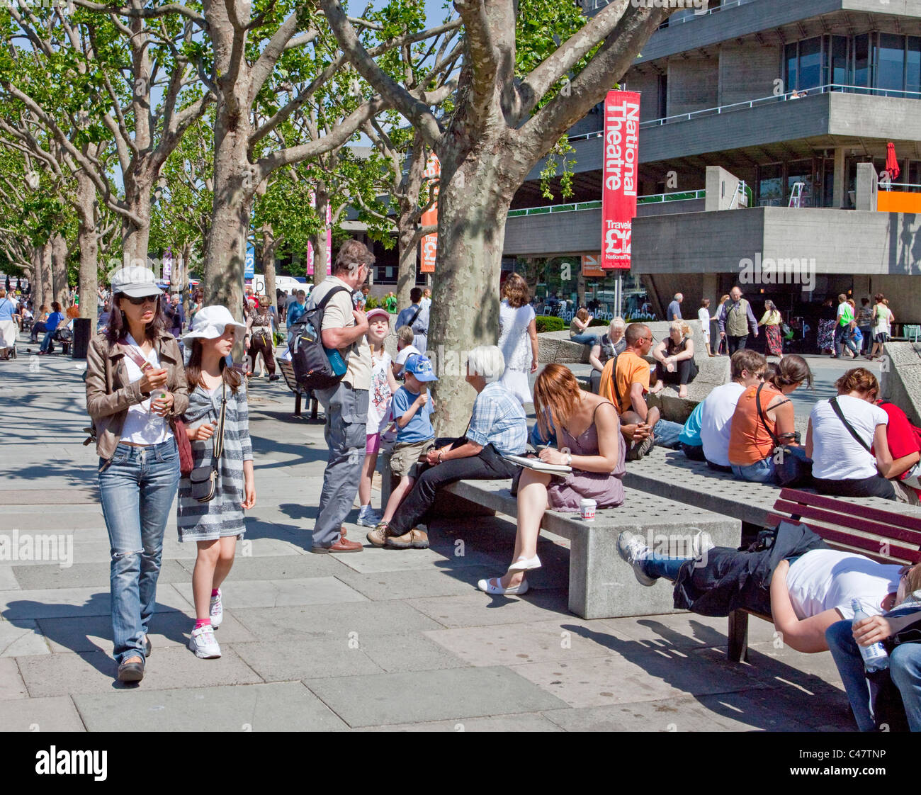La folla godendo una giornata di sole in giugno sulla South Bank di Londra Foto Stock