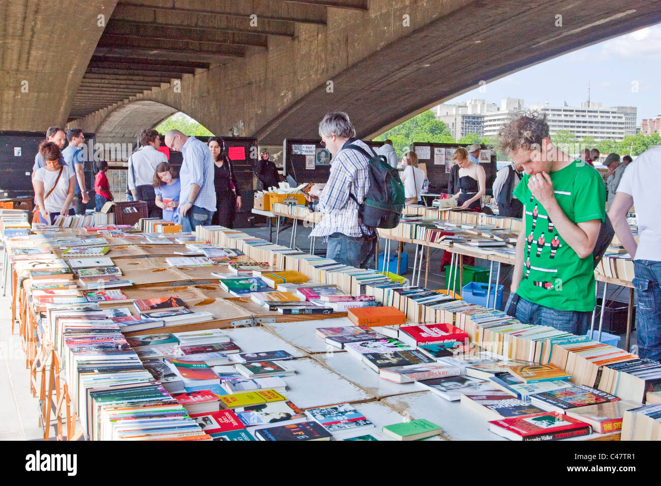 Il South Bank di Londra in una giornata di sole nel giugno 2011. Mercato del Libro Foto Stock