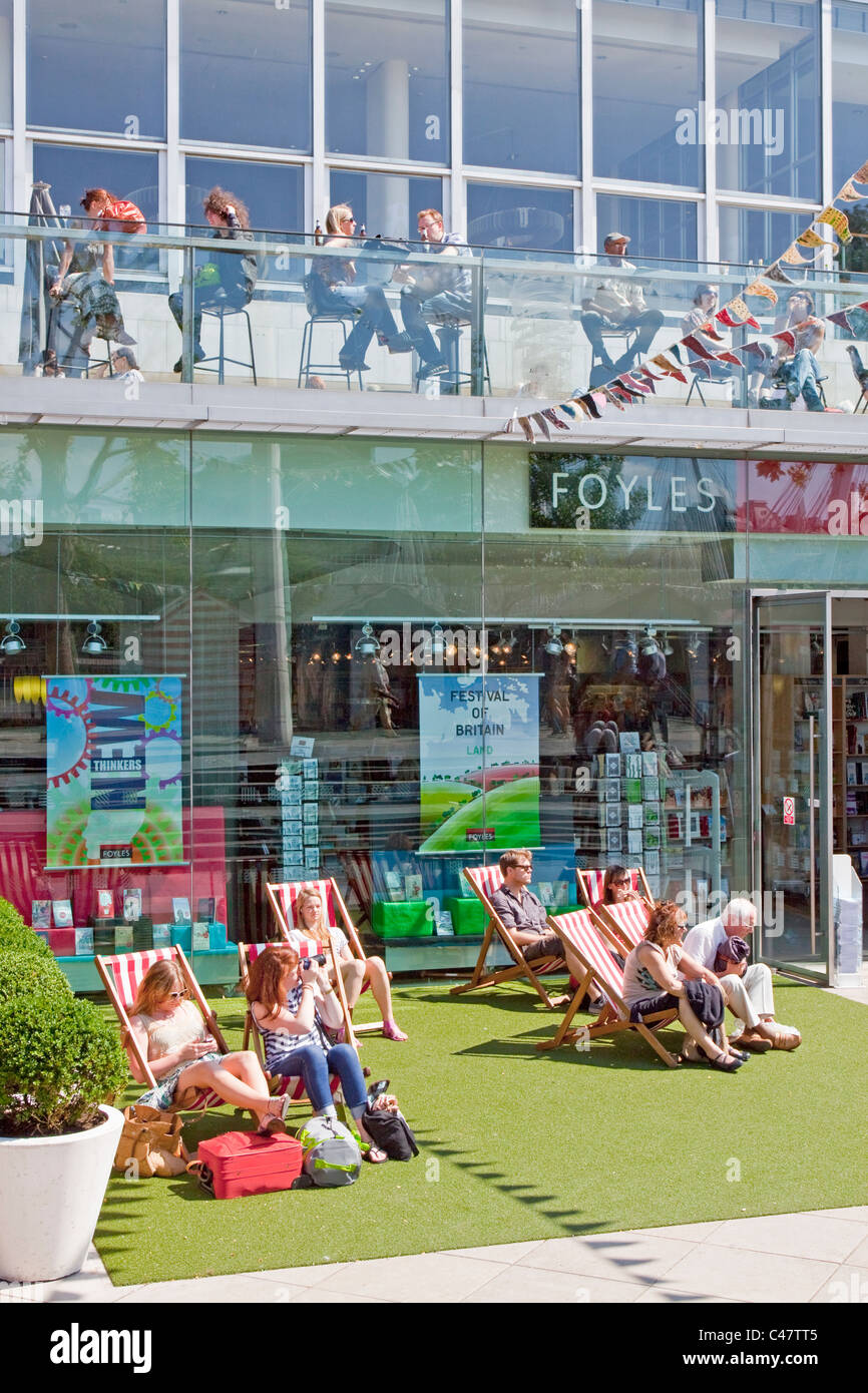 Il South Bank di Londra in una giornata di sole in giugno 2011 Foto Stock
