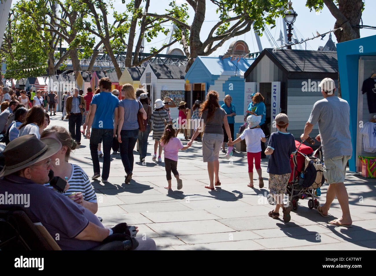 La folla godendo una giornata di sole in giugno sulla South Bank di Londra Foto Stock