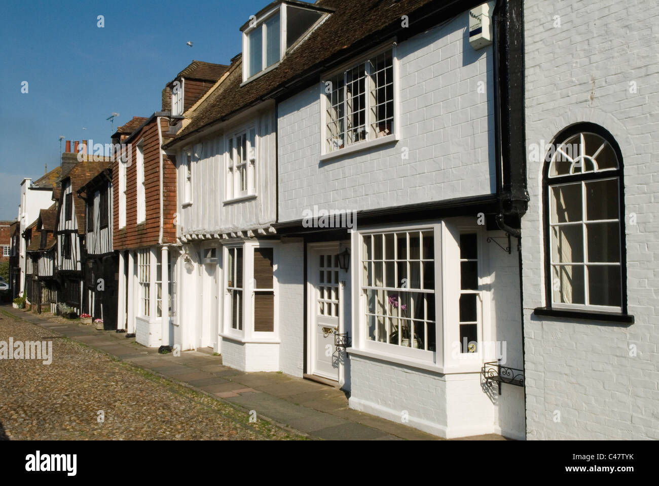 Segale, East Sussex Regno Unito. Edificio medievale case di famiglia in piazza della chiesa. Foto Stock