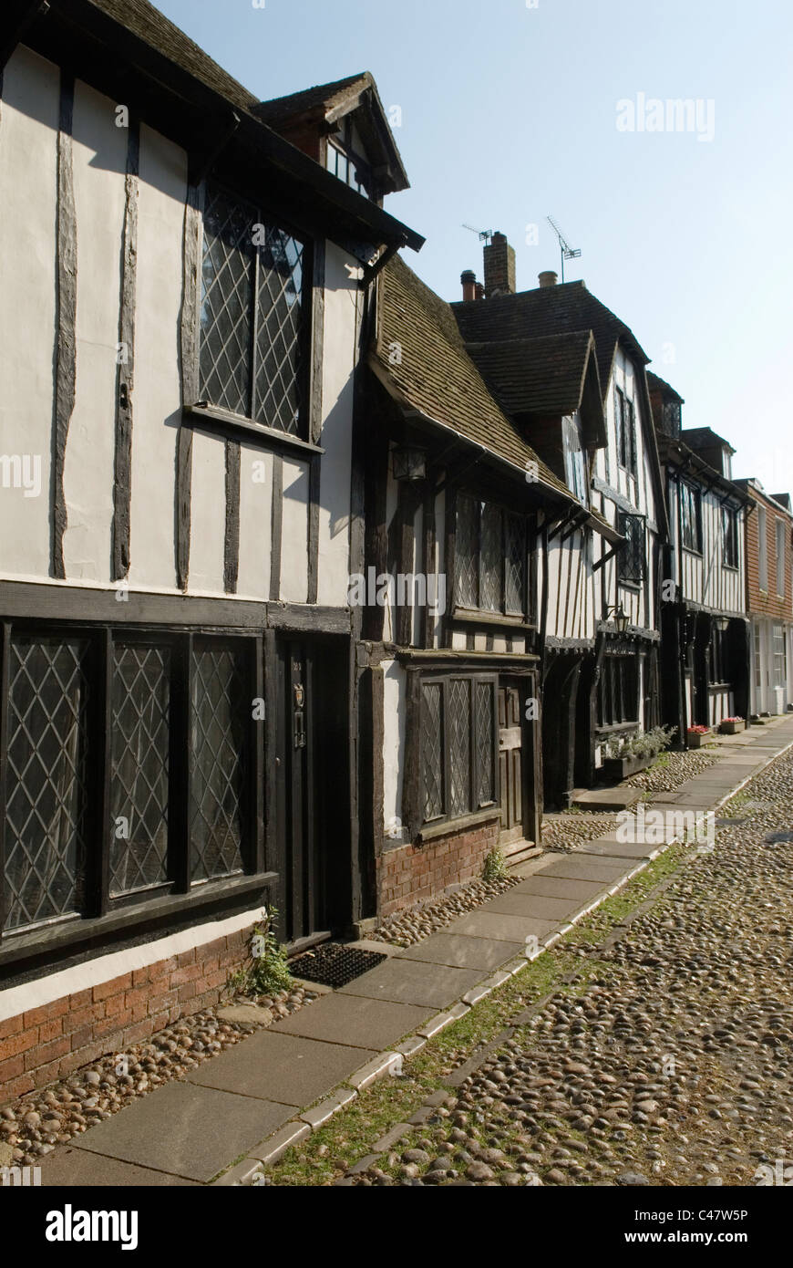 La segala East Sussex Regno Unito. Metà medievali edificio con travi di legno case di famiglia in piazza della chiesa. Strade acciottolate HOMER SYKES Foto Stock