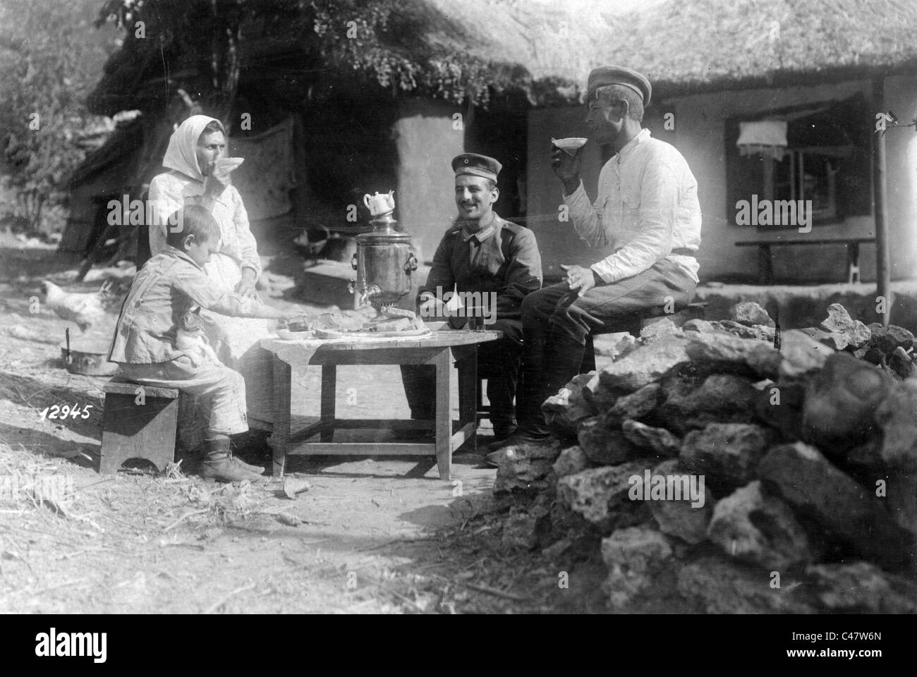 Un soldato tedesco per il tè con una famiglia russa, 1918 Foto Stock