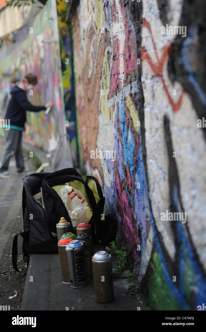 Ragazzo che sta provando la street art o graffiti nel tunnel, Waterloo. Foto Stock