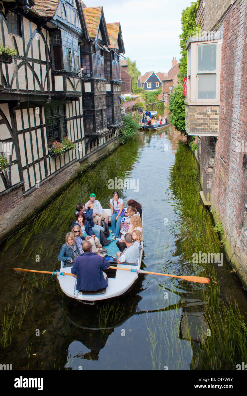Gite in barca sul fiume Stour dal vecchio tessitori in strada alta. Una molto famosa attrazione turistica della città. Foto Stock