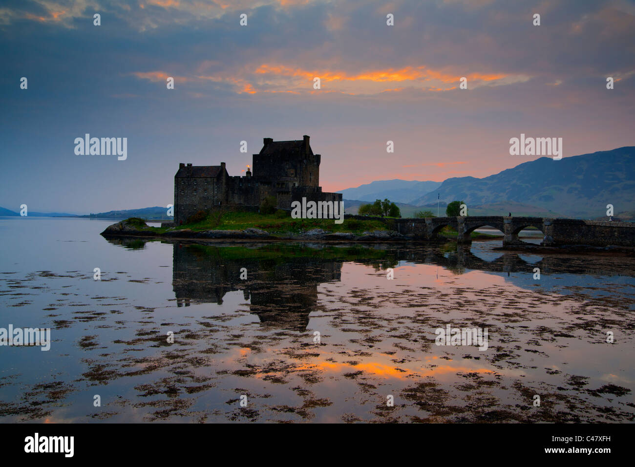 Eilean Donan Castle e Loch Duich, Lochalsh, regione delle Highlands, Scozia Foto Stock