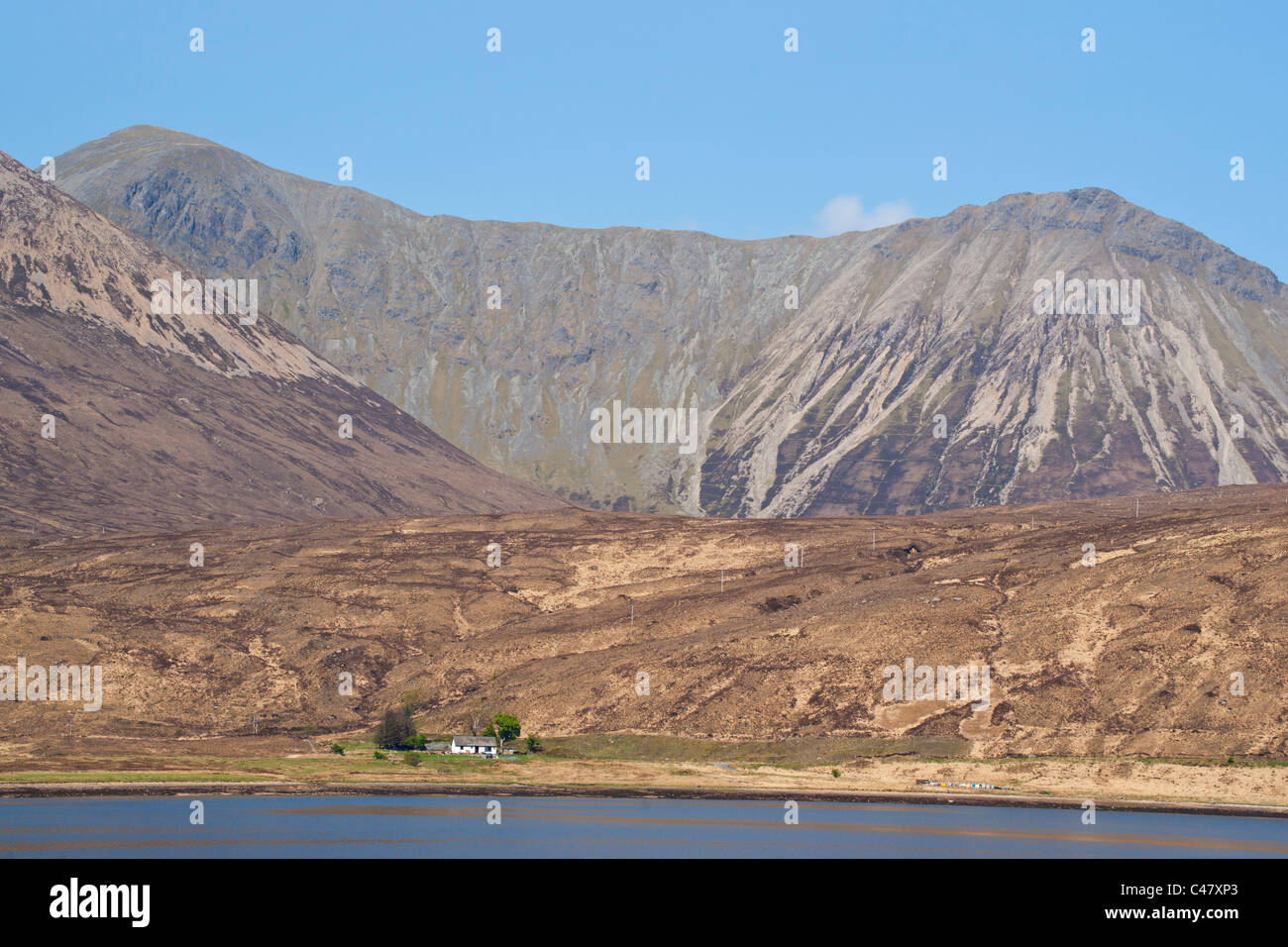Skye, guardando sopra Loch Ainort al rosso delle colline, regione delle Highlands, Scozia Foto Stock