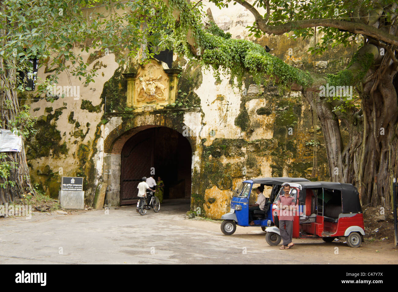 Porta Vecchia con lo stemma reale del Regno Unito , cancello di ingresso per lo storico Forte di Galle, Sri Lanka Foto Stock