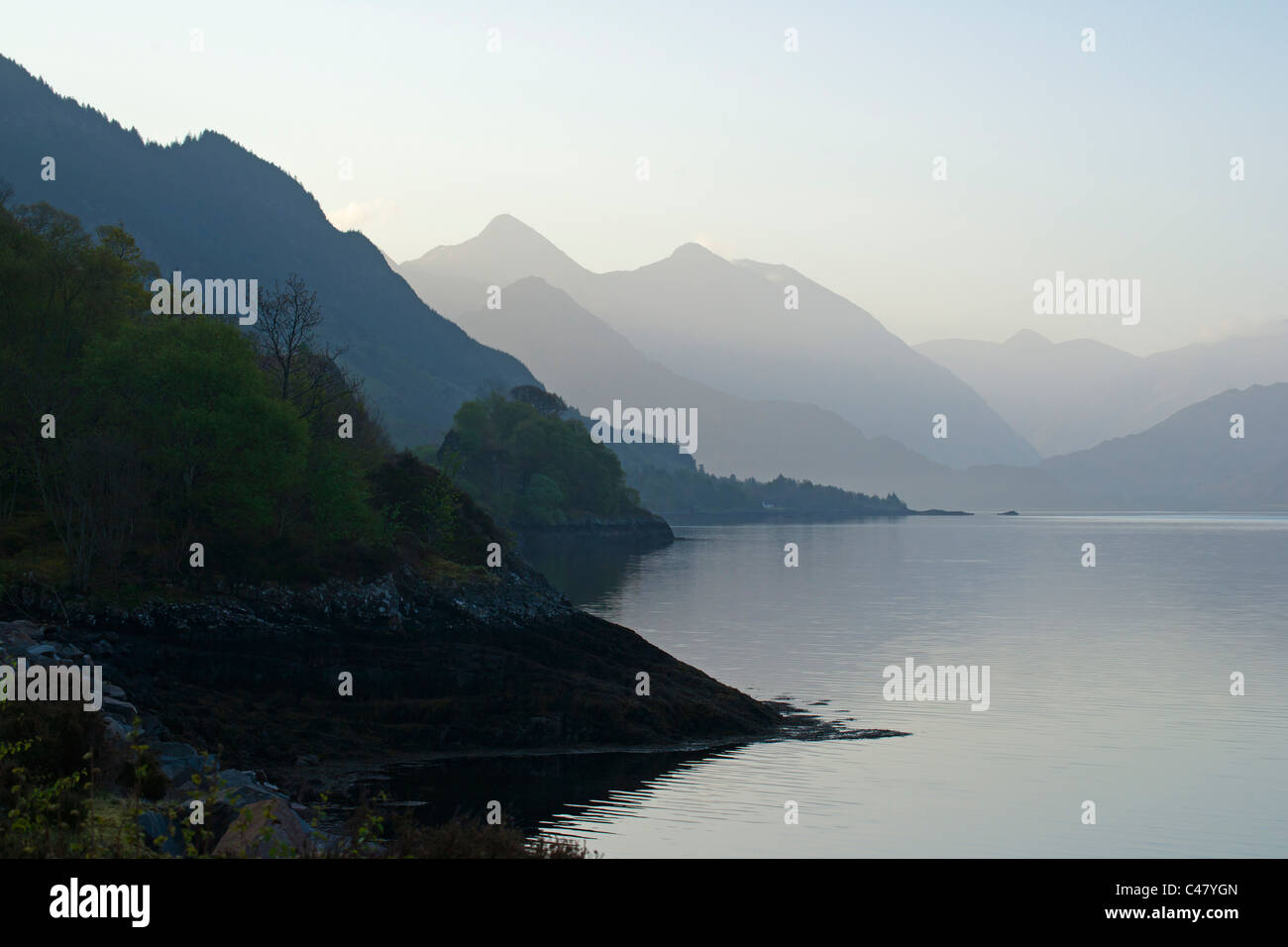 Loch Duich, dawn, Lochalsh, Shiel Bridge, regione delle Highlands, Scozia Foto Stock
