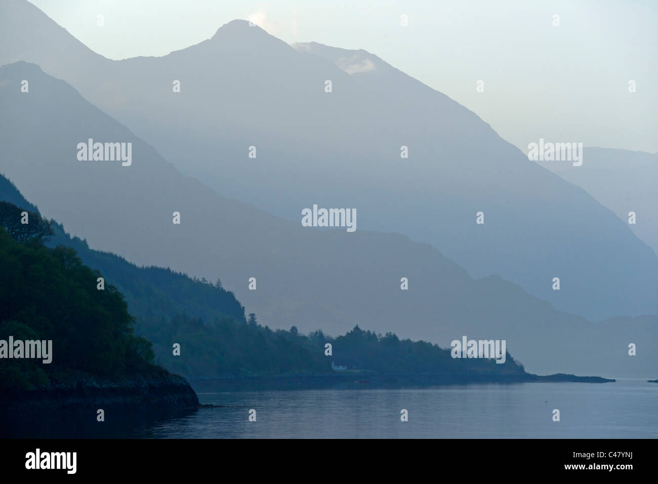 Loch Duich, dawn, Lochalsh, Shiel Bridge, regione delle Highlands, Scozia Foto Stock