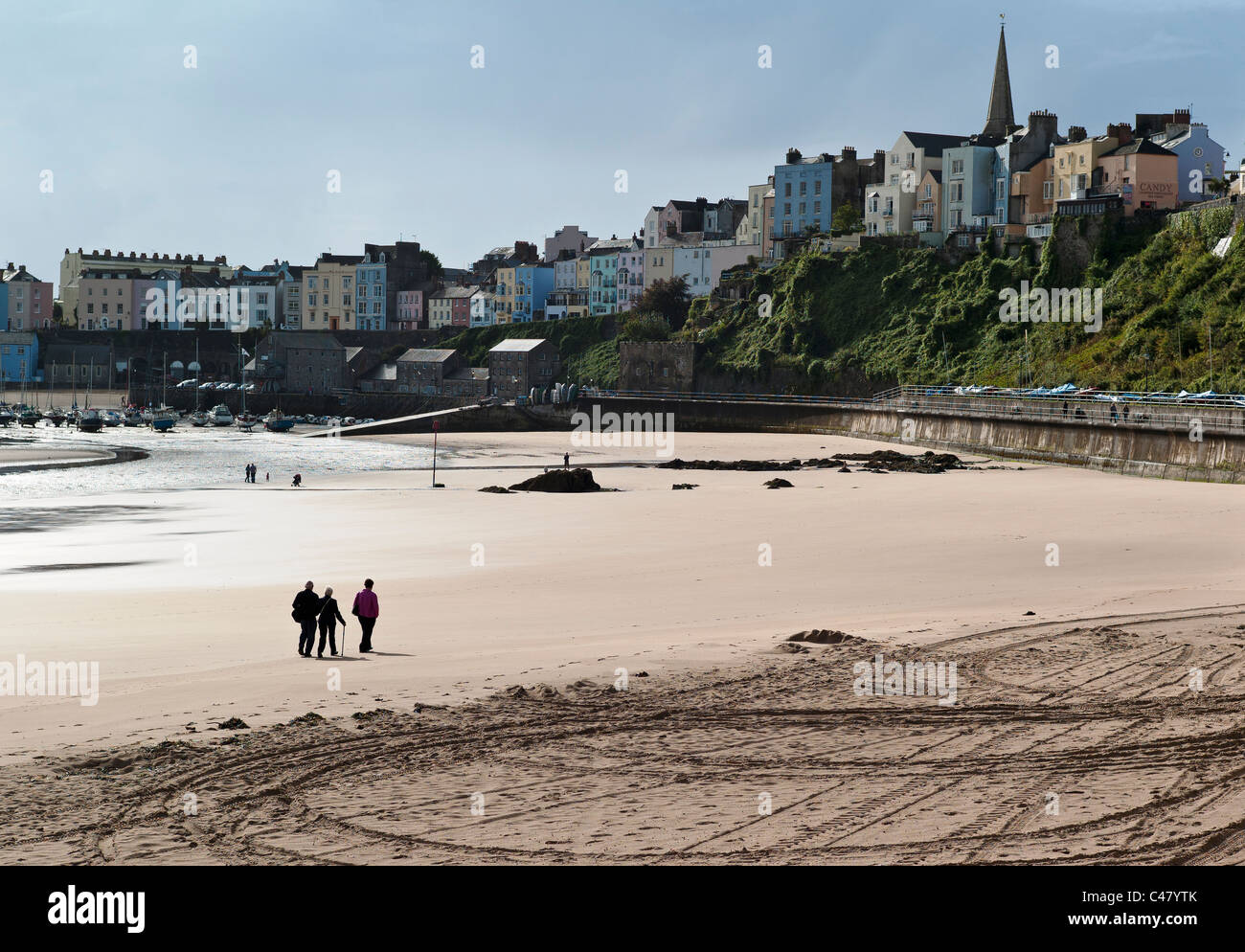 I turisti per passeggiare sulla spiaggia Nord in Tenby South Wales UK Foto Stock