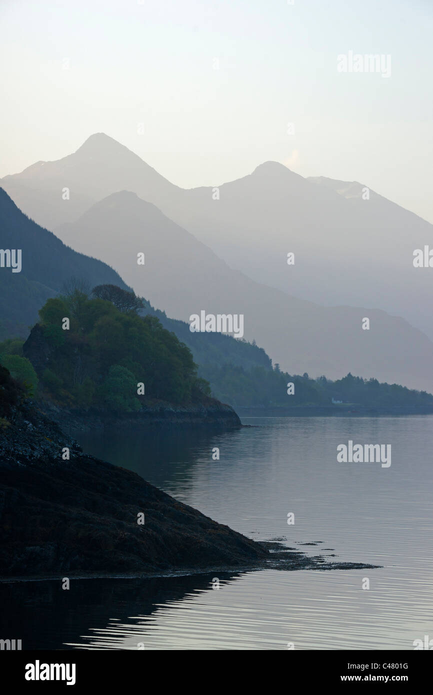 Loch Duich, dawn, Lochalsh, Shiel Bridge, regione delle Highlands, Scozia Foto Stock