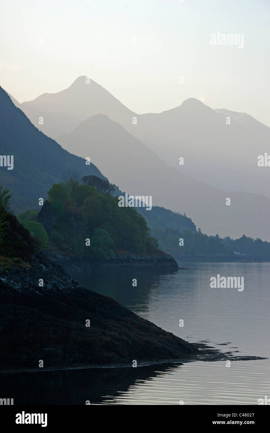 Loch Duich, dawn, Lochalsh, Shiel Bridge, regione delle Highlands, Scozia Foto Stock