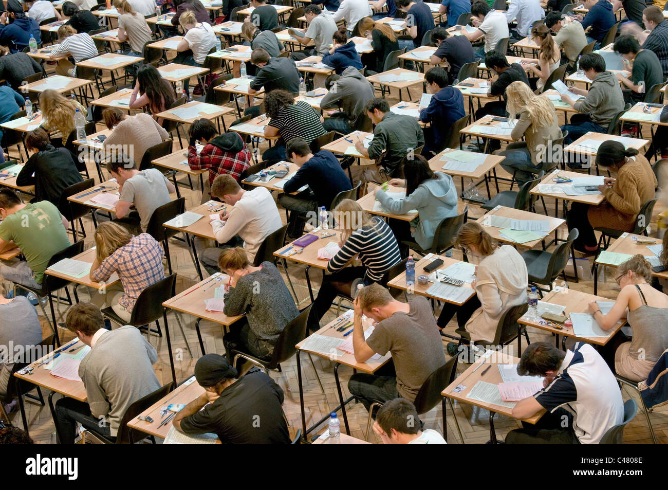 Gli studenti universitari del King's College di Londra, seduta esami Foto Stock