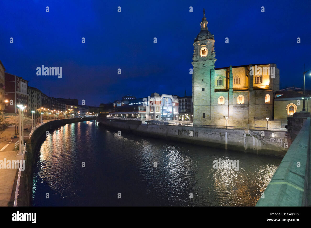 La Iglesia de San Anton da San Anton ponte sul fiume di Bilbao, la storica Città Vecchia (Casco Viejo), Bilbao, Paesi Baschi Foto Stock