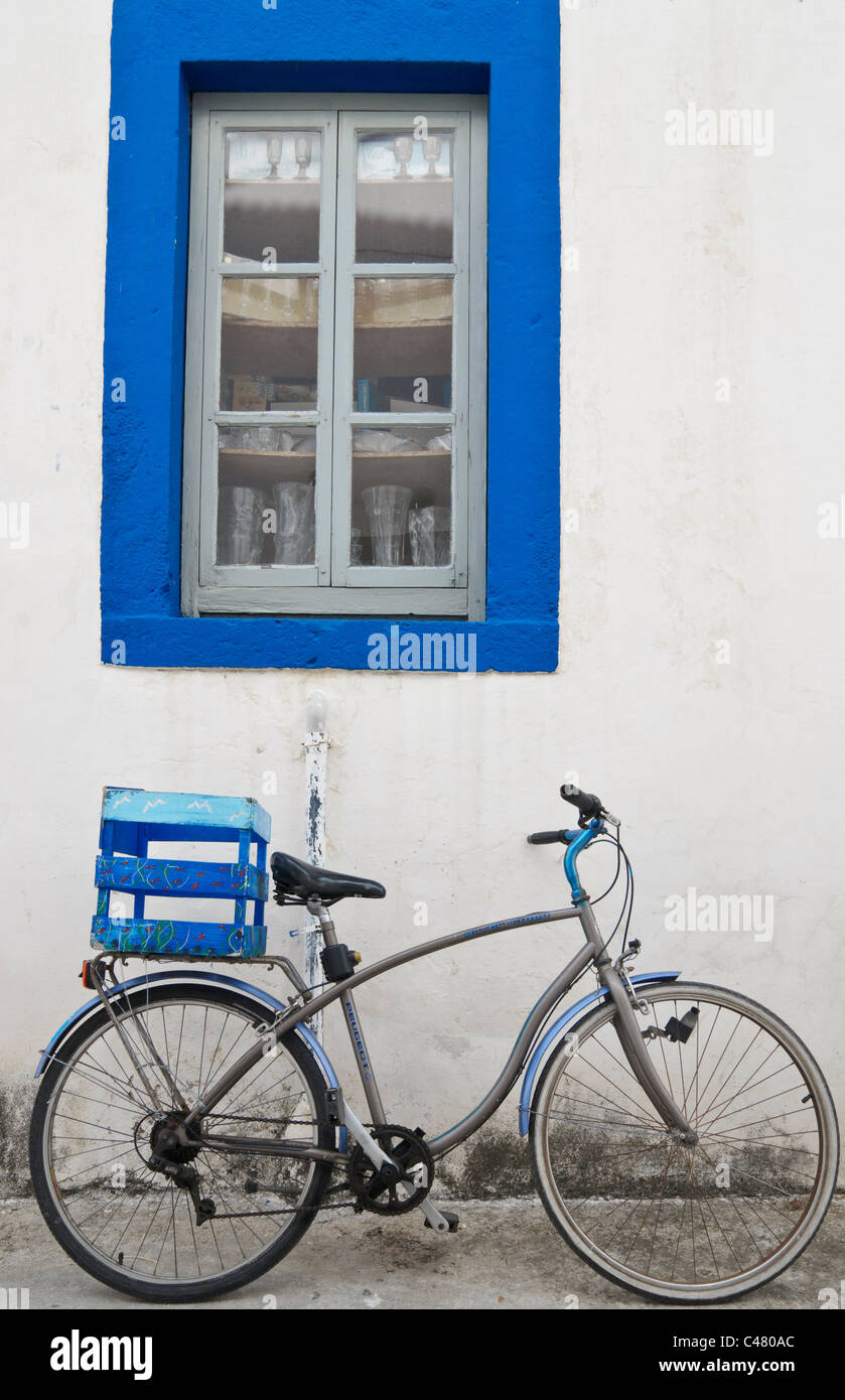 Bike appoggiato contro una parete a Patmos, Grecia Foto Stock