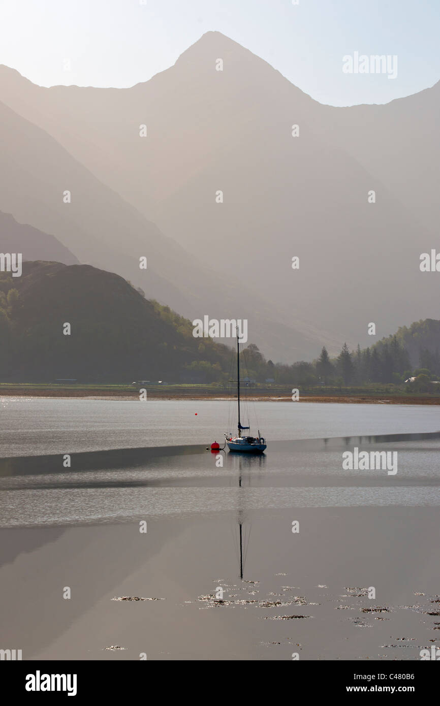 Loch Duich, dawn, Lochalsh, Shiel Bridge, regione delle Highlands, Scozia Foto Stock