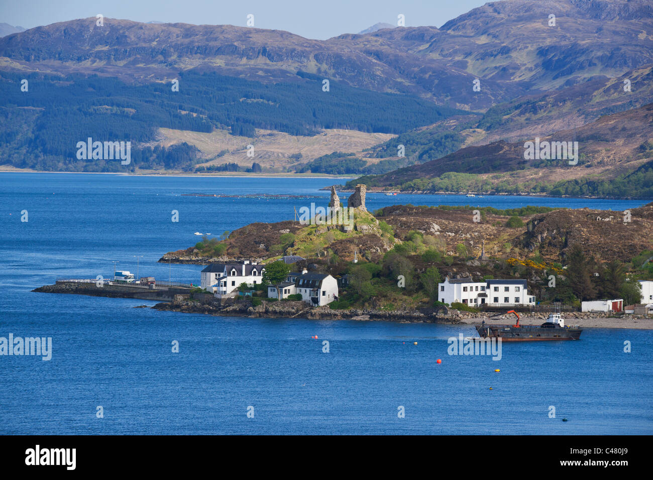 Kyleakin, calotta, Castello, da Skye Bridge, Loch Alsh, regione delle Highlands, Scozia Foto Stock