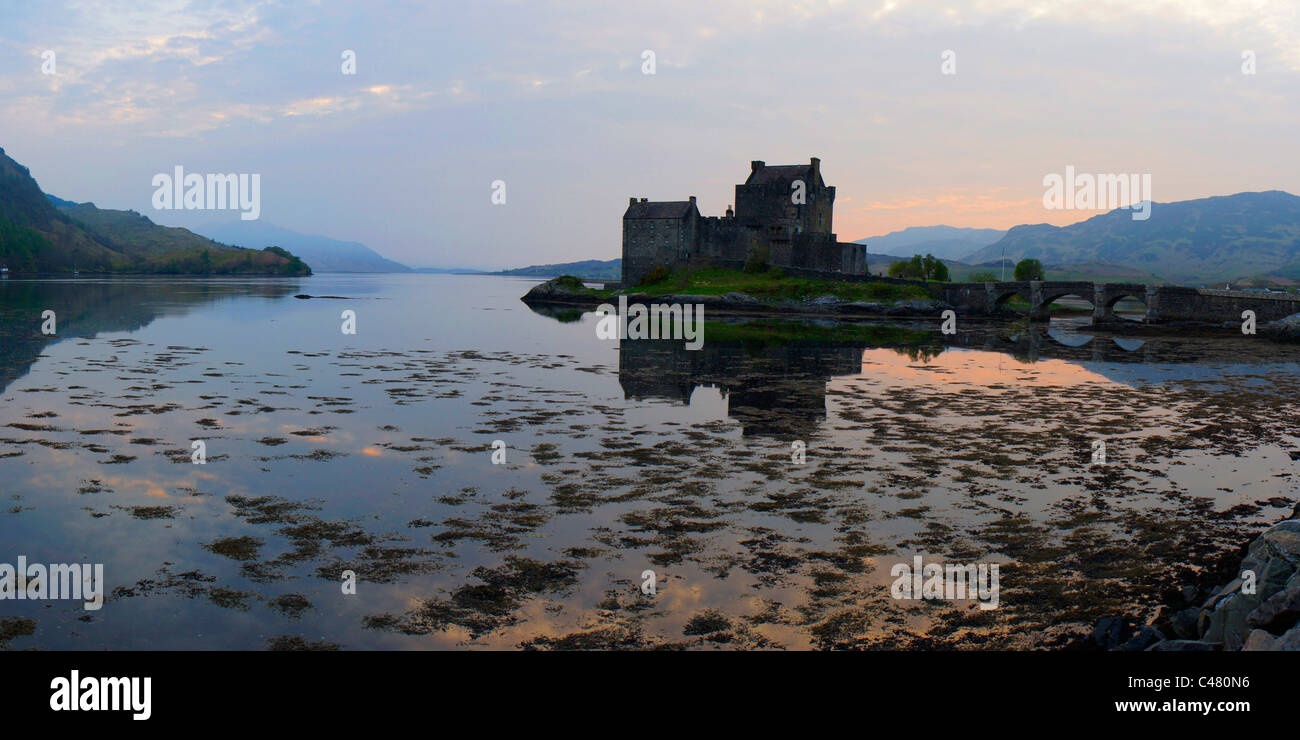 Panorama, Eilean Donan Castle e Loch Duich, Lochalsh, regione delle Highlands, Scozia Foto Stock