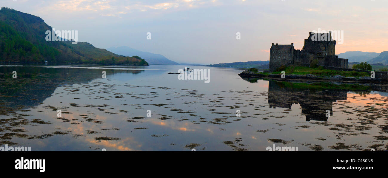 Panorama, Eilean Donan Castle e Loch Duich, Lochalsh, regione delle Highlands, Scozia Foto Stock