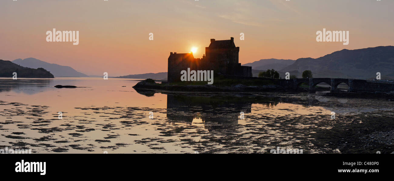 Panorama, Eilean Donan Castle e Loch Duich, Lochalsh, regione delle Highlands, Scozia Foto Stock