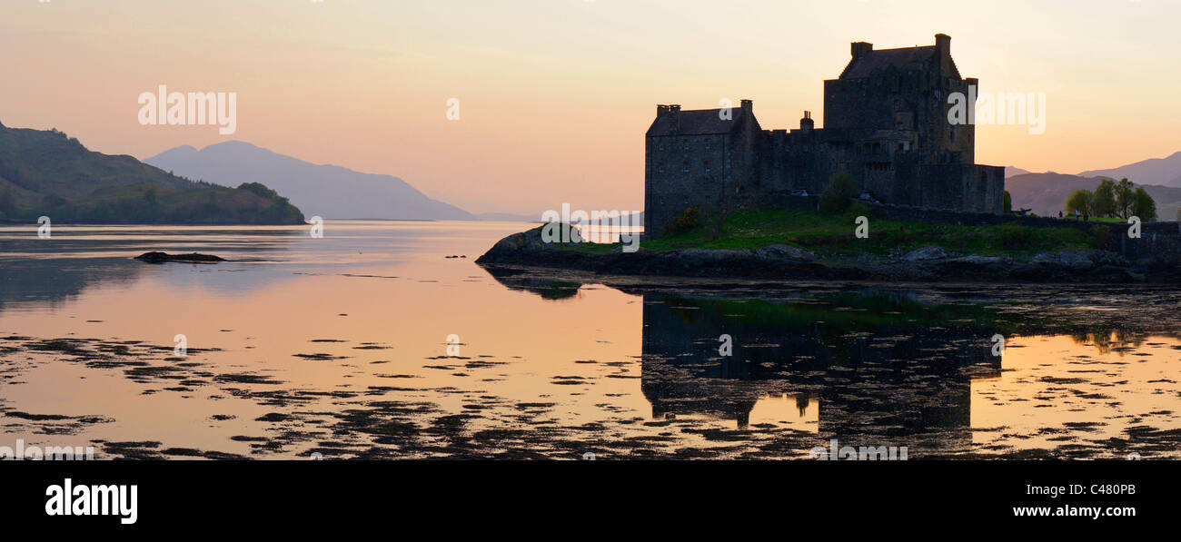 Panorama, Eilean Donan Castle e Loch Duich, Lochalsh, regione delle Highlands, Scozia Foto Stock