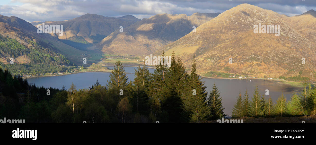 Panorama, Loch Duich, cinque suore da Mam Ratagan, Shiel Bridge, regione delle Highlands, Scozia Foto Stock