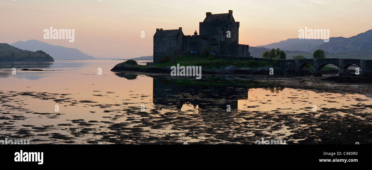 Panorama, Eilean Donan Castle e Loch Duich, Lochalsh, regione delle Highlands, Scozia Foto Stock