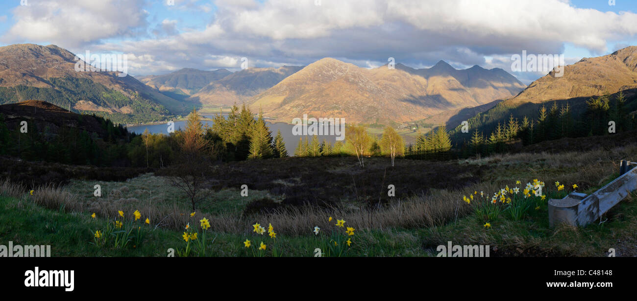 Panorama, Loch Duich, cinque suore da Mam Ratagan, Shiel Bridge, regione delle Highlands, Scozia Foto Stock