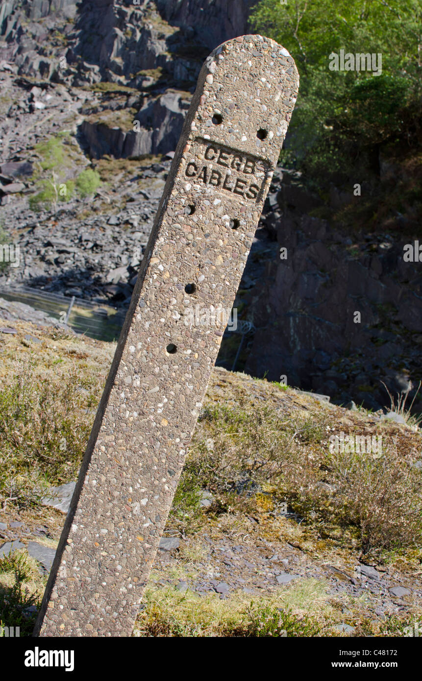 Una centrale di generazione di energia elettrica del cavo della scheda indicatore post in disuso ardesia Dinorwig miniera, Snowdonia, Galles del Nord, Regno Unito Foto Stock