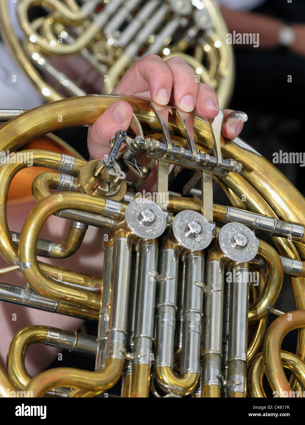 Dettaglio di un musicisti dita su un corno di ottone. Foto Stock