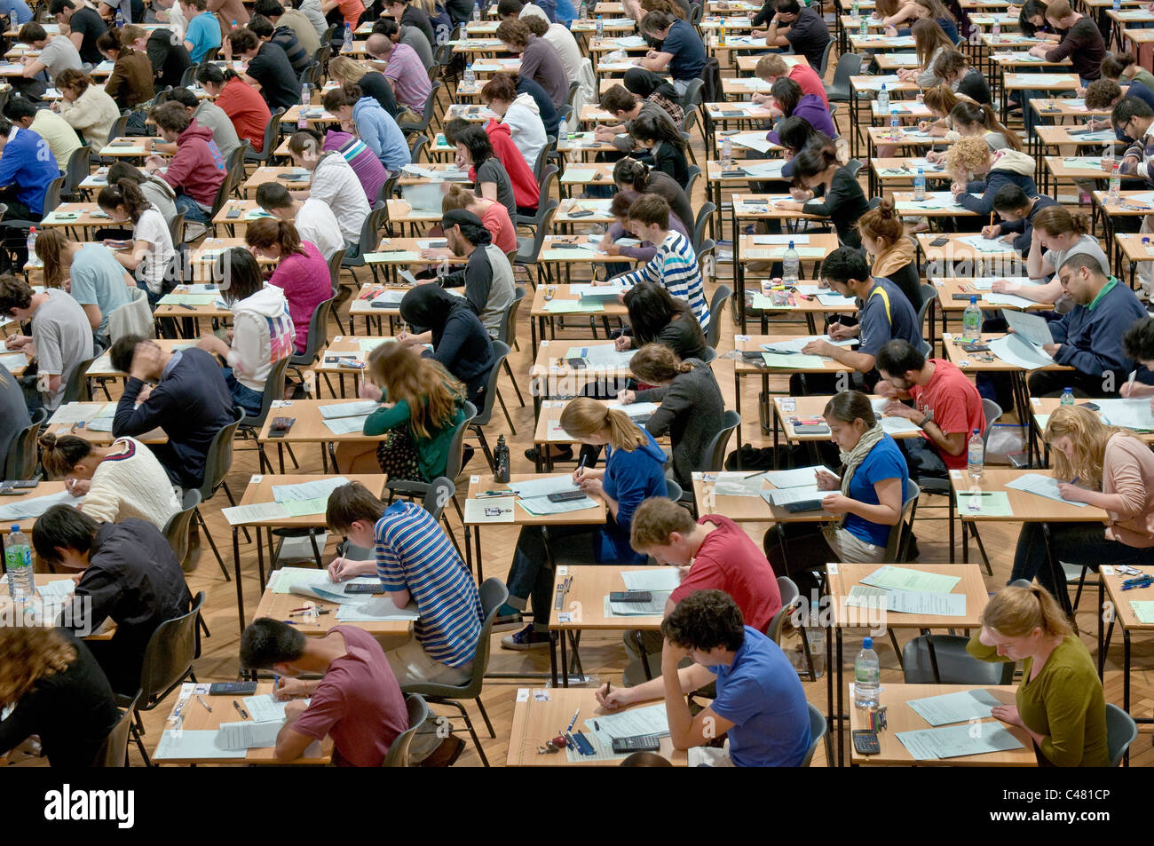 Gli studenti universitari del King's College di Londra, seduta esami. Foto Stock