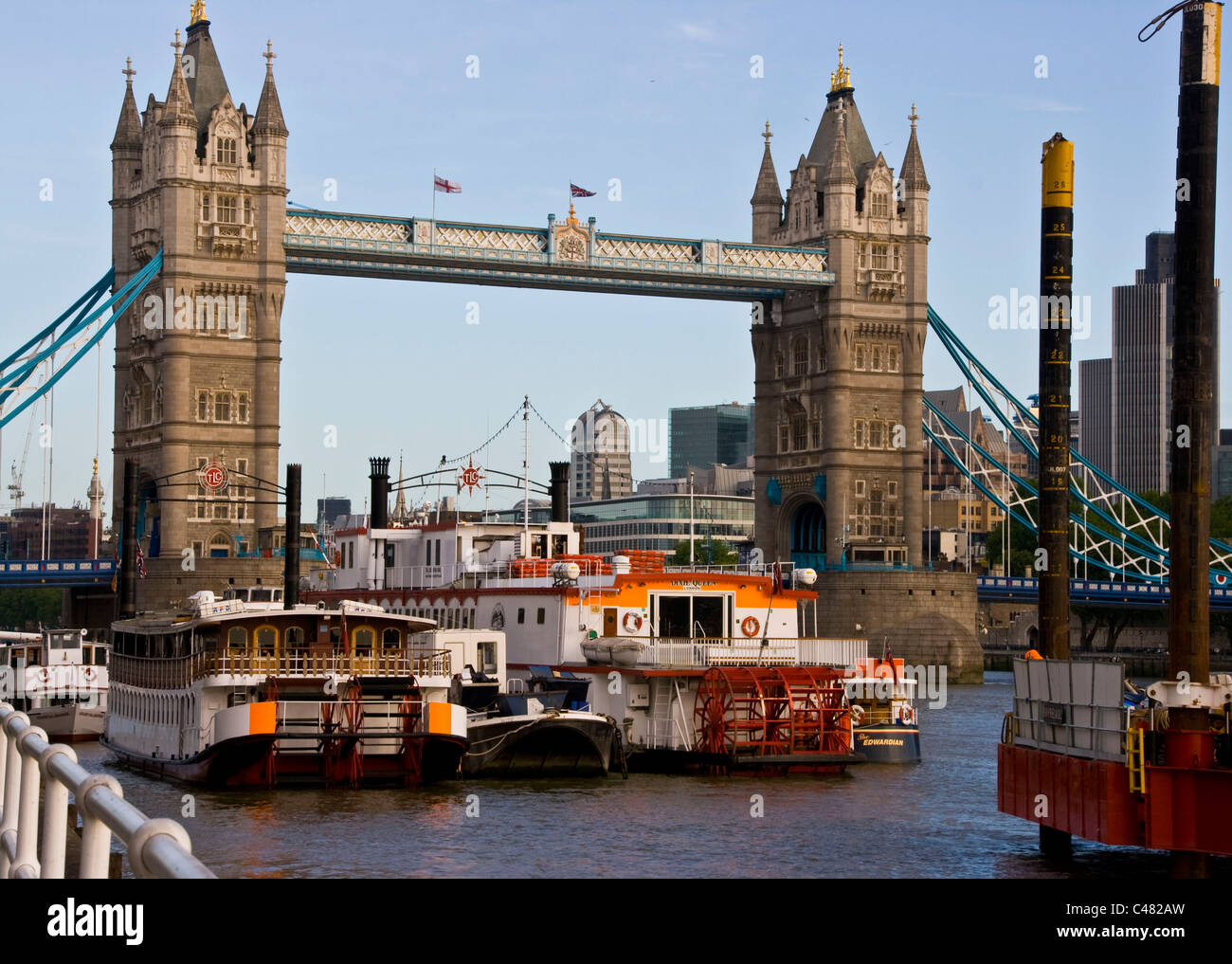 Piroscafi a ruote di barche e seajack al grado 1 elencati il Tower Bridge di Londra Inghilterra Europa Foto Stock