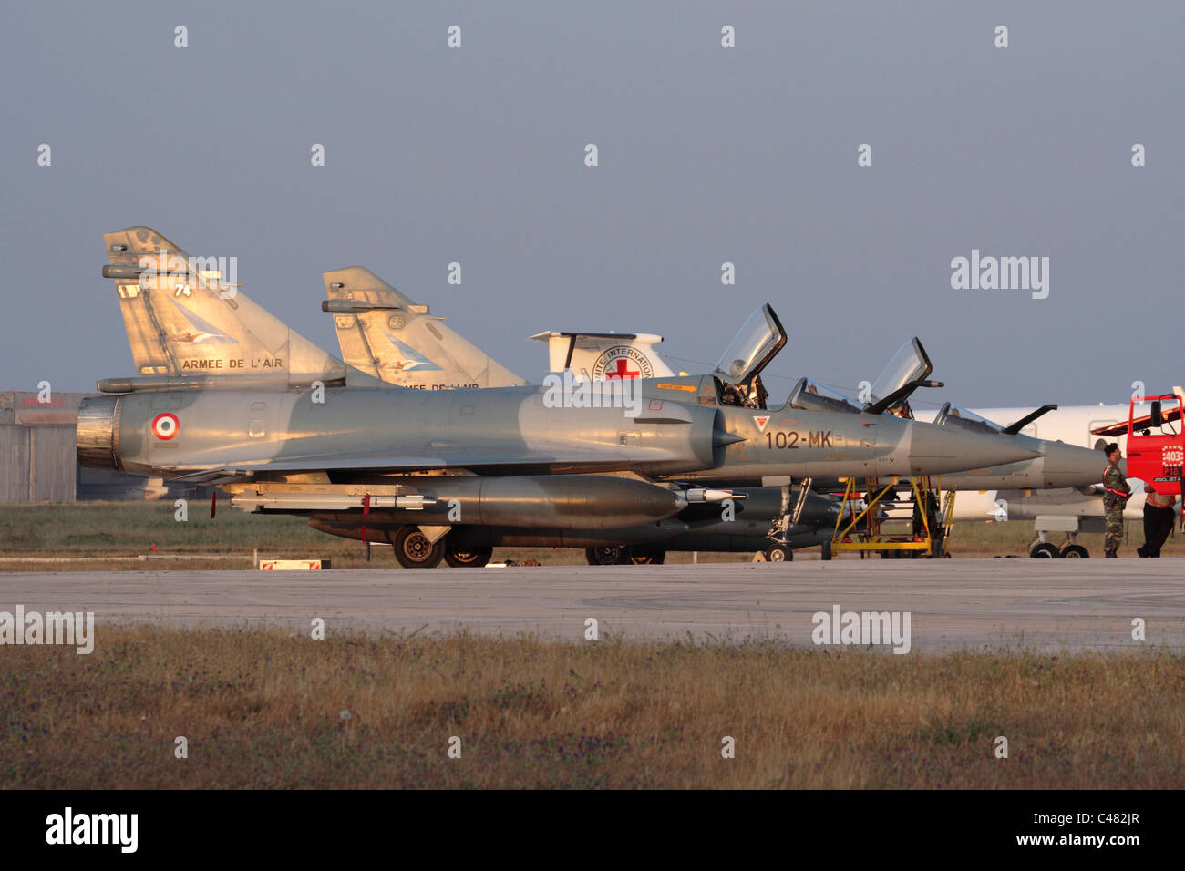 Due Dassault Mirage 2000 aerei da combattimento della Forza Aerea Francese a Malta durante operazioni in Libia, Maggio 2011 Foto Stock