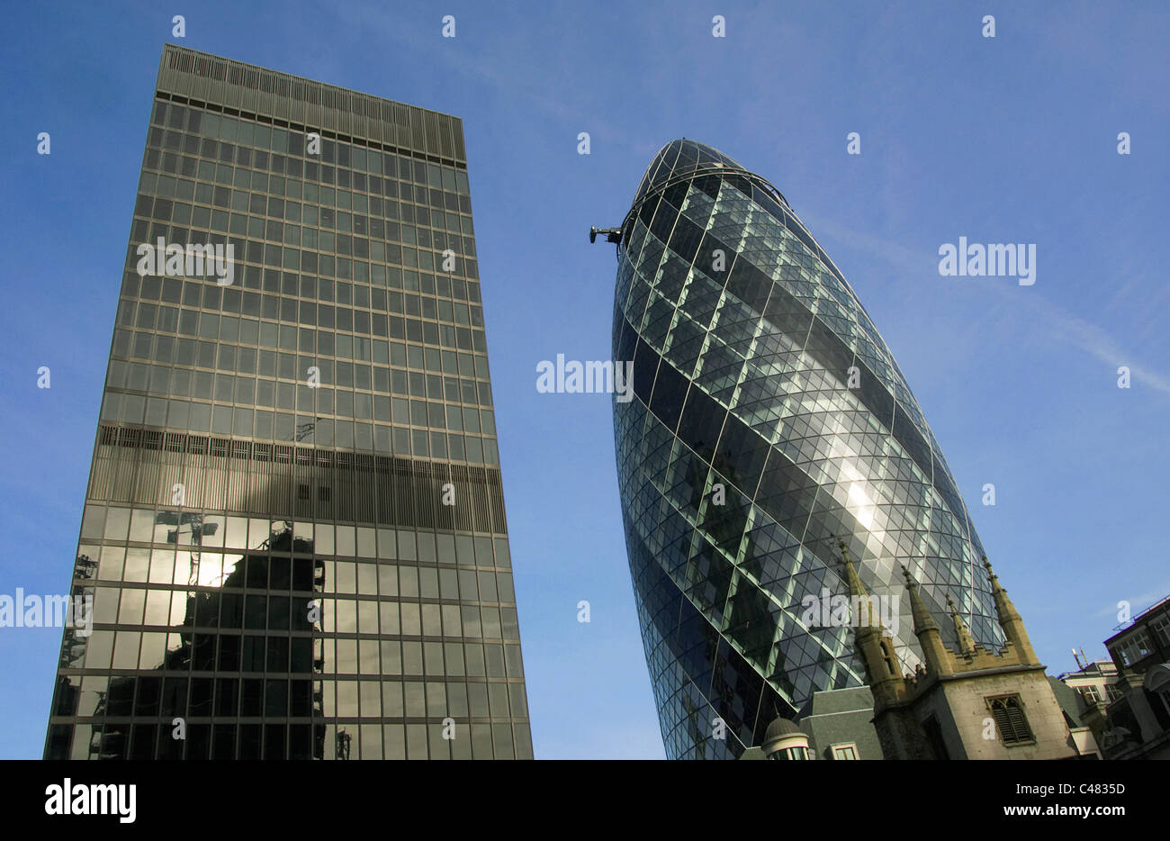 Swiss Re Building " il Gherkin' città di Londra, Regno Unito. Progettato da Norman Foster e Partner. Foto Stock