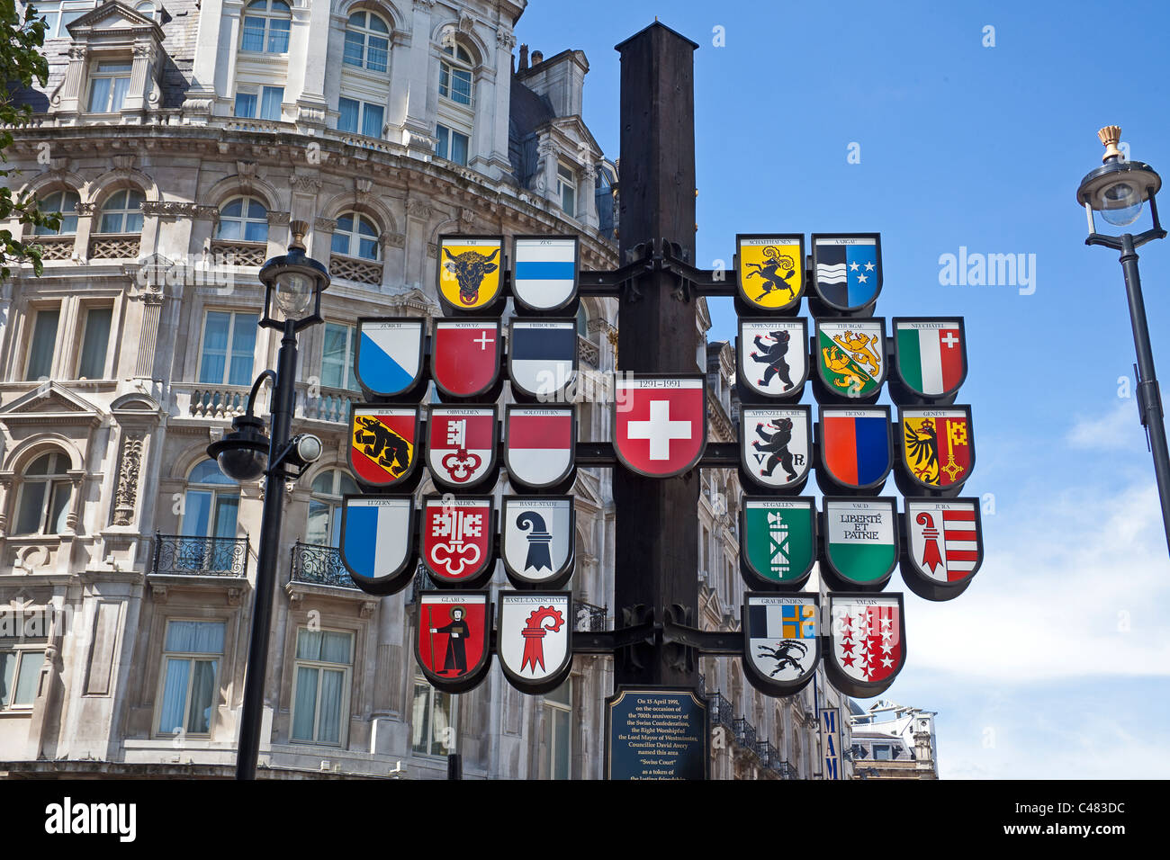 Londra, Leicester Square tribunale svizzero Giugno 2011 Foto Stock