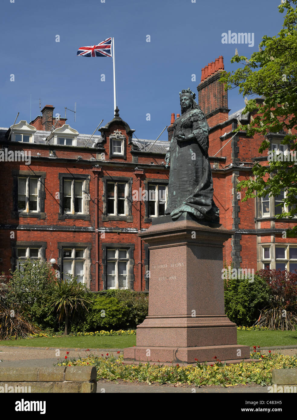 Statua della Regina Victoria e il Municipio South Bay Scarborough North Yorkshire England Regno Unito Regno Unito GB Gran Bretagna Foto Stock