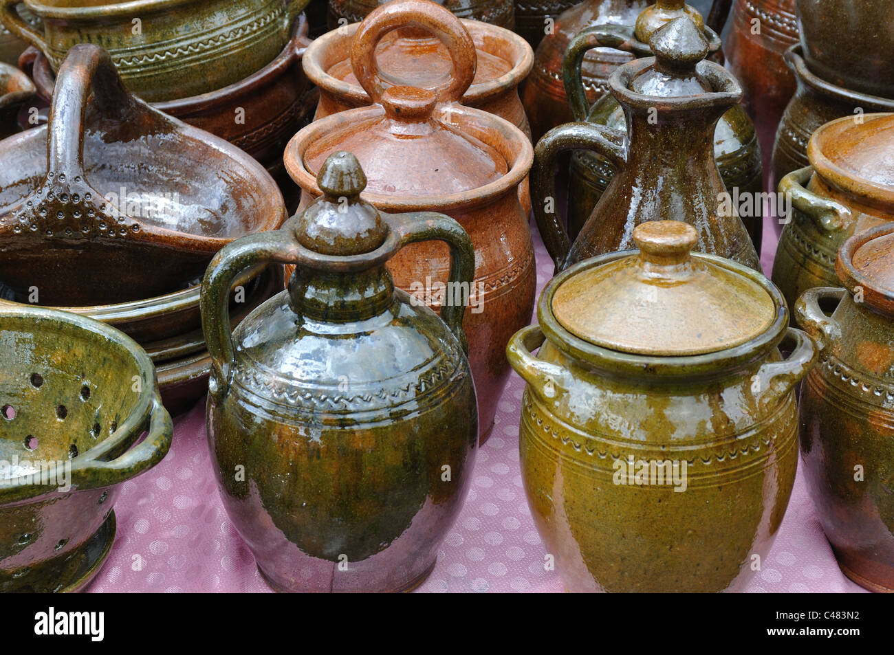 Materiale ceramico nel mercato - pentole, vasi e altri contenitori Foto Stock