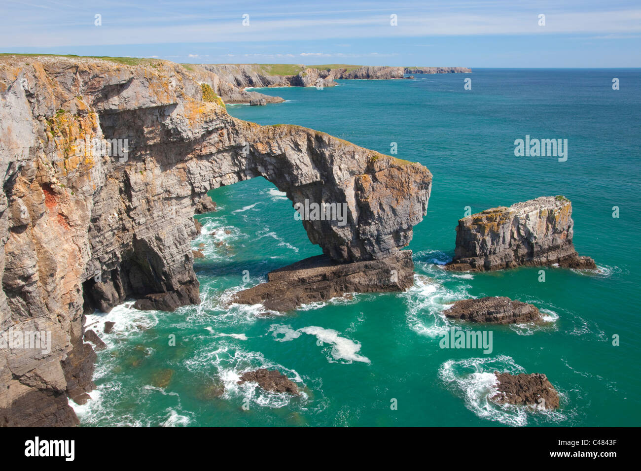 Green Bridge of Wales, Pembrokeshire Coast, Pembrokeshire, Galles, Regno Unito Foto Stock