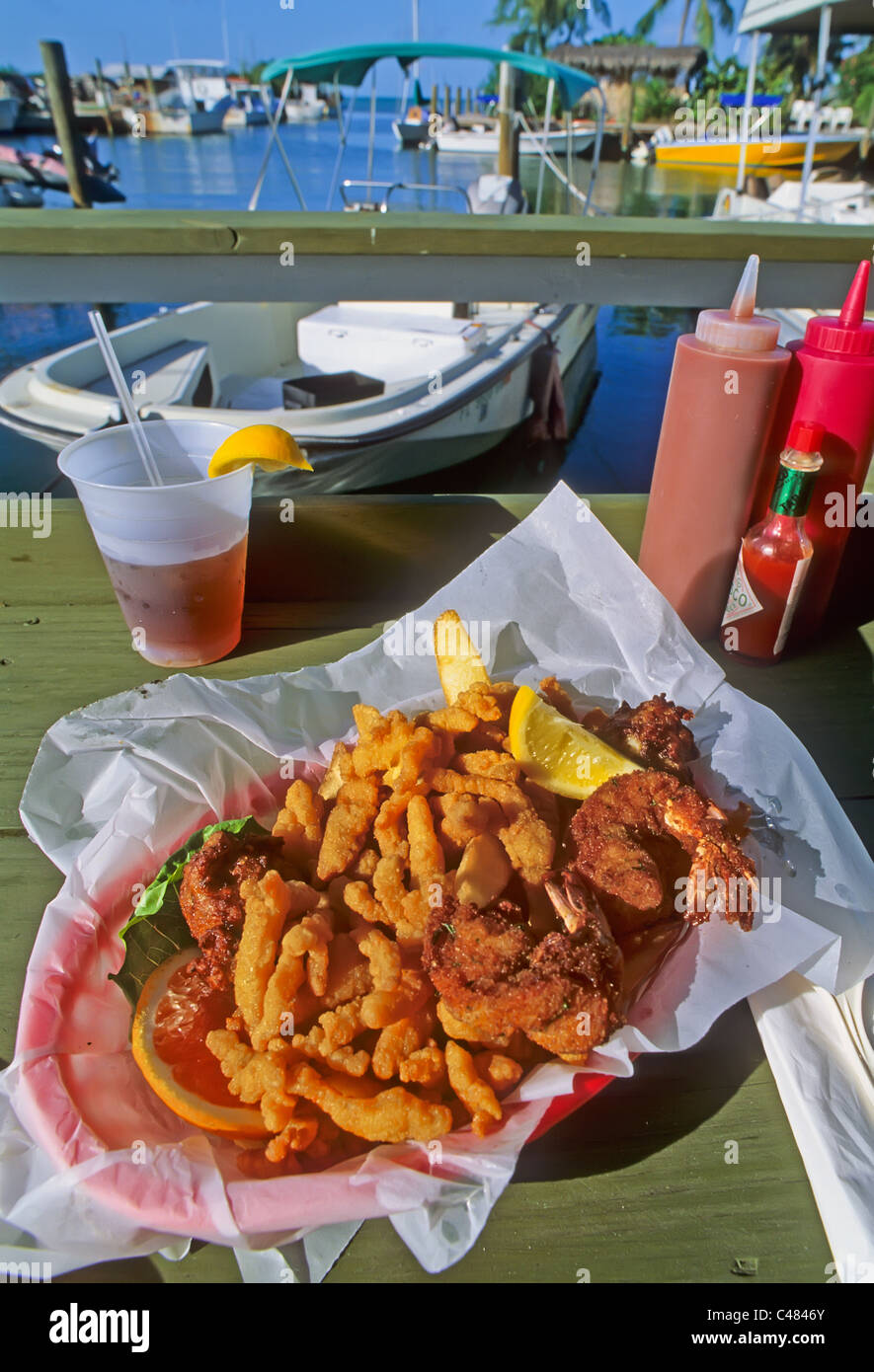 Cesto di frutti di mare al ristorante Bayside in Florida Keys Foto Stock