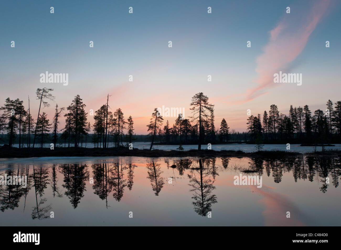 Bellissimo il pittoresco lago, atmosfera serale, Svezia Foto Stock