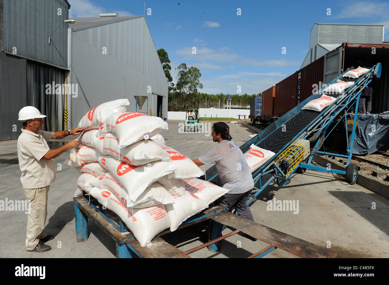 URUGUAY Ricemill Saman in Villa Sara, carico di riso per i trasporti per ferrovia per l'esportazione al Porto di Montevideo Foto Stock
