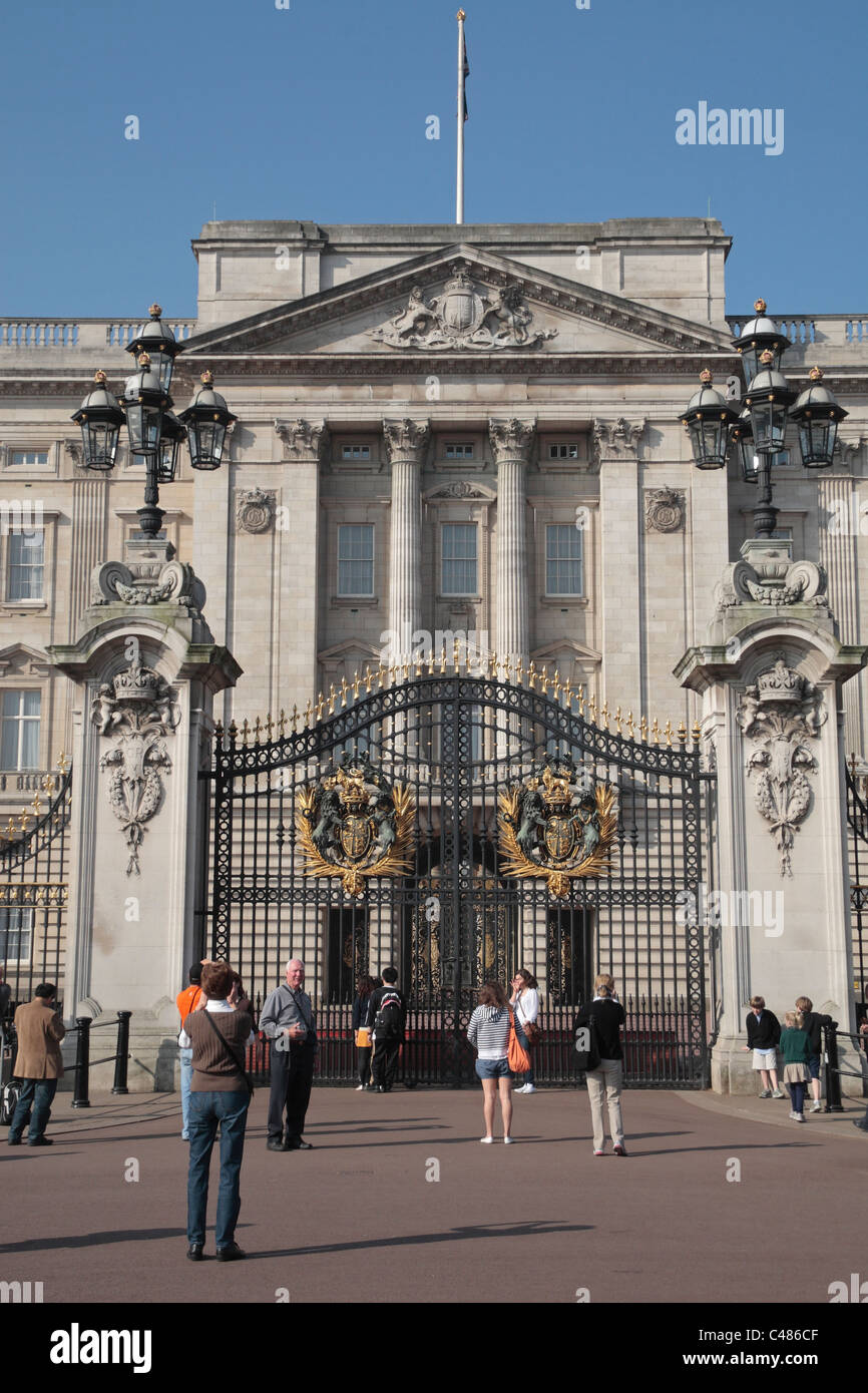 I turisti che posano per una foto fuori la porta principale a Buckingham Palace, London, Regno Unito. Foto Stock